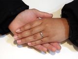 知識ゼロでも大丈夫。丁寧な説明で自信をもって選べた婚約指輪