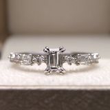 【ORECCHIO(オレッキオ)】＜pipi～ピピ＞四角いダイヤの全てがエメラルドカットダイヤで揃えられているこだわりの婚約指輪。PE-1408-P