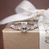 【ORECCHIO(オレッキオ)】＜pipi～ピピ＞四角いダイヤの全てがエメラルドカットダイヤで揃えられているこだわりの婚約指輪。PE-1408-P