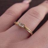 【ORECCHIO(オレッキオ)】＜aman～アマン＞AE-1302　エメラルドカットダイヤを横向きにして２本爪で留めたシンプルながら拘りの詰まった指輪　