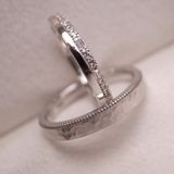 【ORECCHIO(オレッキオ)】＜safari～サファリ＞細い2本の指輪を重ねたようデザインはシンプルな婚約指輪との重ね着けでおしゃれな演出。メンズの拘りはミルグレインとハンマー仕上げで　FM‐2223/FM‐2224