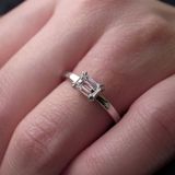 【ORECCHIO(オレッキオ)】＜aman～アマン＞AE-1302　エメラルドカットダイヤを横向きにして２本爪で留めたシンプルながら拘りの詰まった指輪　