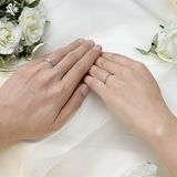 【Over Excellent(オーバーエクセレント)】【White lace ホワイトレース-可憐な心-】花嫁のベールに施されたストーンのように、優美に流れる曲線にさりげなくメレダイヤモンドをセッティング。