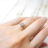 【宝寿堂(ほうじゅどう)】【宝寿堂】側面からの見た目も美しいエンゲージリング《HE2407》 