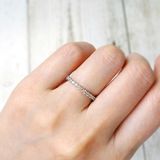 【宝寿堂(ほうじゅどう)】縁にラインの入ったシンプルな丸みのあるストレートリング＆ メレダイヤの輝きが豪華なエタニティリングです。