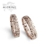 【MIORING(ミオリング)】MIORING りんどう  桜ゴールドに日本の手彫り『鏨（たがね）彫り』がきらめく