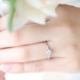 【JEWELRY STUDIO Advance(ジュエリースタジオアドバンス)】【Advance】Lace(レース)『センターダイヤが際立つ華奢なアーム』