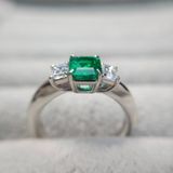 【BRIDGE ANTWERP BRILLIANT GALLERY(ブリッジ・アントワープ・ブリリアント・ギャラリー)】Emerald platinum engagement ring