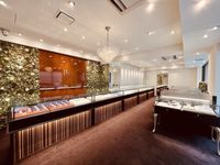 自然光差し込む明るい店内で自由に結婚指輪探し