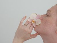 素肌に溶け込むようにフィットするベージュカラー