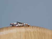 肌なじみの良い素材で、特別だけど浮かないリング