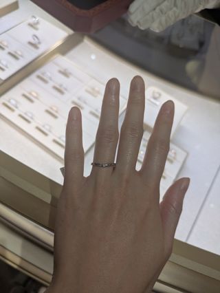 ぱっと見てCHANELとわかるデザインが魅力的です。リング自体に
