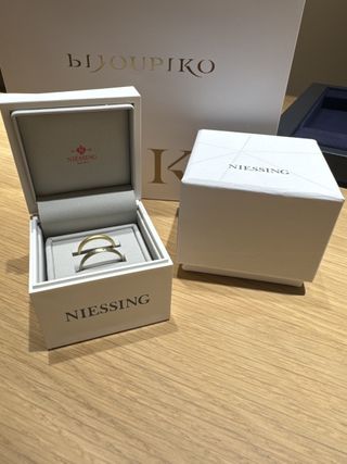 エルメスの他の種類のリングも魅力的でしたが、「H」の文字が