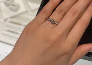シンプルかつ上品で夫婦共に人目見て気に入りました。同じ
