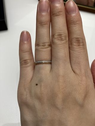 センター石の両脇に2石ずつメレダイヤがついた、V字デザインに
