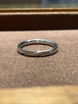 ニーシング　アバックス　赤 デザインがシンプルではあっても他にないぷっくり感やクラシック