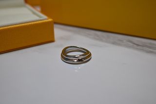 【ケイウノ ブライダル(K.UNO BRIDAL)の口コミ】 デザインの好みが違いましたが、この指輪は派手すぎずシンプルすぎず、二…