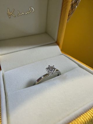 【ケイウノ ブライダル(K.UNO BRIDAL)の口コミ】 指が長く見えるV字の指輪で、プラチナだけでなくイエローゴールドのライン…