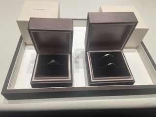 【アイプリモ(I-PRIMO)の口コミ】 指が長く見えるのが素敵なポイントです。結婚指輪は両方ともウェーブが掛…