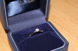 【銀座ダイヤモンドシライシの口コミ】 程よいリングの太さ、横から見ても王道の綺麗な形が良くて、このデザイン…