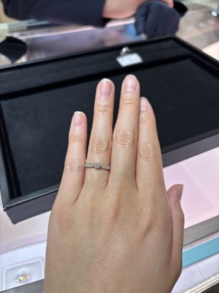 色とデザインに惹かれました。 婚約指輪をプラチナにしたため