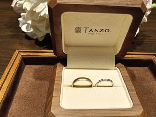 【TANZO.(鍛造指輪)の口コミ】 【デザイン】溝ぼり×スターダスト
【幅】2.0mm
【素材】プラチナ

…