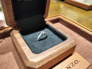 【TANZO.(鍛造指輪)の口コミ】 婚約指輪のダイヤは0.5カラットを選んだので存在感がしっかりあり、お婆ち…