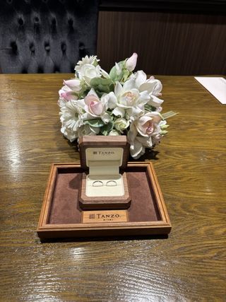 【TANZO.(鍛造指輪)の口コミ】 【指輪の形について】
普段使いでそこまで目立ちすぎないようにシンプル目…
