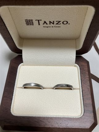 【TANZO.(鍛造指輪)の口コミ】 お揃い感を出すために、プラチナ平甲丸ストレート＋面取り加工は共通させ…
