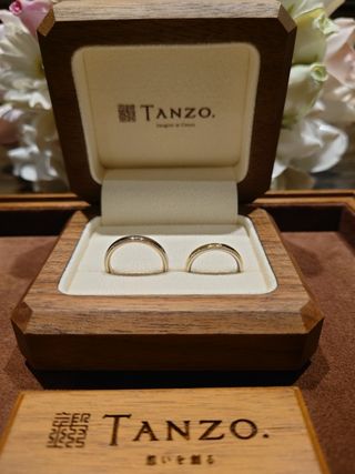 【TANZO.(鍛造指輪)の口コミ】 素材はプラチナとシャンパンゴールドのコンビ。
両サイドにミルうちをした…
