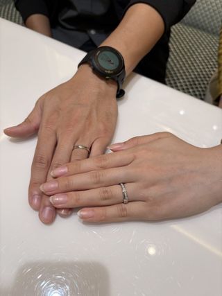 【DIAMOND DOT LAB(ダイアモンド ドット ラボ)の口コミ】 大きめのダイヤモンドが、ずらっと並んでいてゴージャス。ダイヤは爪では…