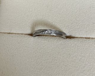 【TANZO.(鍛造指輪)の口コミ】 指に馴染むカットなのでとてもなめらかでつけ心地が良いです。
相方のデザ…
