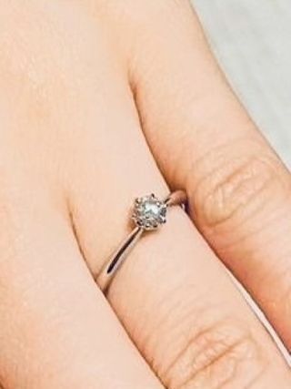 【銀座ダイヤモンドシライシの口コミ】 シンプルながらも洗練された美しさを持つ婚約指輪です。細身のアームが中…