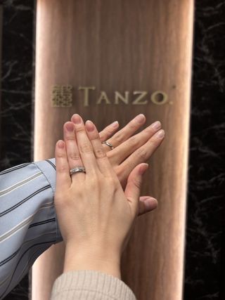 【TANZO.(鍛造指輪)の口コミ】 ダイヤの輝きがとてもよく、どこから見ても七色に光って見えます✨　着け心…