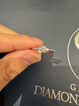 【銀座ダイヤモンドシライシの口コミ】 実物を手に取って, まず中央石の抜けのいい輝きに惹かれました. 両脇のメ…