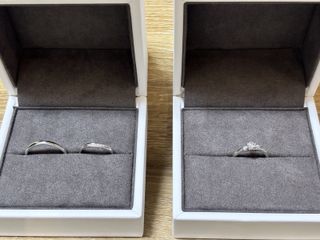 【Flowaves(フロウェーブス)の口コミ】 シンプルなデザインのセットリングです。婚約指輪はウェーブ、結婚指輪はV…