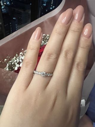 【アイプリモ(I-PRIMO)の口コミ】 センターダイアモンドの隣にも小さめのダイアモンドが乗っているデザイン…