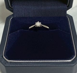 【銀座ダイヤモンドシライシの口コミ】 彼女の名前に花が付いているのでお花をイメージしたリングを選びました。D…