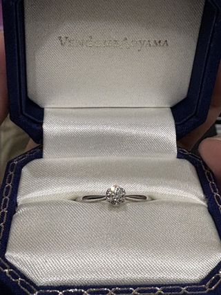 【ヴァンドーム青山(VENDOME AOYAMA)の口コミ】 ダイヤモンドが一個、真ん中に配置されており、まさに王道の婚約指輪なと…