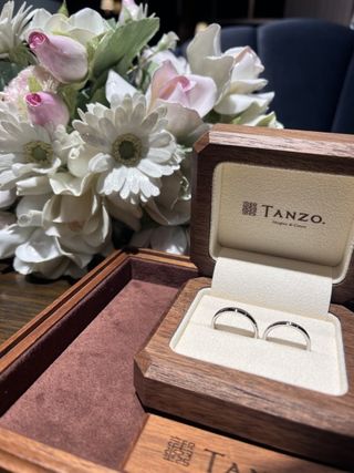 【TANZO.(鍛造指輪)の口コミ】 デザインはとてもシンプルで上質なデザインが中心。素材はプラチナやゴー…