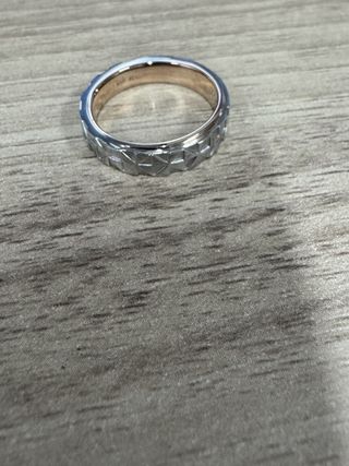 【ケイウノ ブライダル(K.UNO BRIDAL)の口コミ】 表には縁起がよい風車を幾何学模様としていれ、二人の指輪を重ねると右肩…