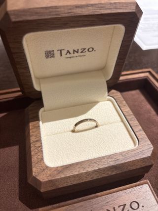 【TANZO.(鍛造指輪)の口コミ】 ミル加工をした少しゴールドっぽいデザインです。
手の肌の色に馴染みやす…