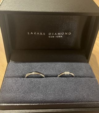 【ラザール ダイヤモンド(LAZARE DIAMOND)の口コミ】 シンプルながら3面に計9石のダイヤが付いており、人と被りにくいデザイン…