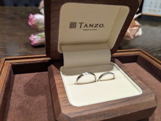 【TANZO.(鍛造指輪)の口コミ】 ずっと飽きずに着けられる指輪を選びたく、シンプルな平甲丸ストレートの…
