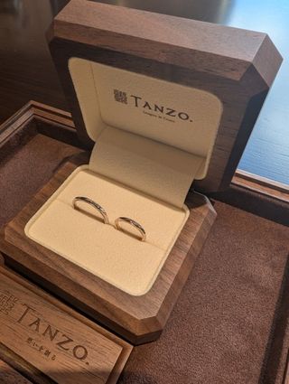 【TANZO.(鍛造指輪)の口コミ】 ゴールドとプラチナのコンビカラーで、ゴールドにミル打ち、プラチナにデ…