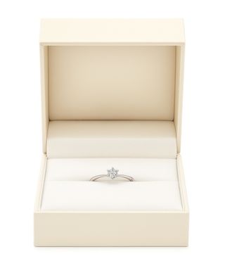 【1122 iifuufu bridal(いい夫婦ブライダル)の口コミ】 プロポーズ用に購入しました！彼女の華奢な指に似合うか心配でしたが、シ…