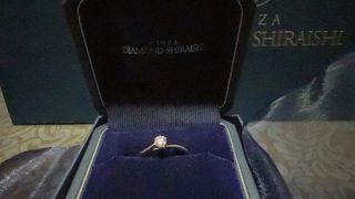 【銀座ダイヤモンドシライシの口コミ】 この指輪は上から見てもとても素敵なのですが私が特に気に入ったのが横か…