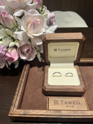 【TANZO.(鍛造指輪)の口コミ】 指輪の素材はプラチナにしました。ゴールドにも様々な色展開があり7色程の…
