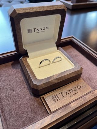 【TANZO.(鍛造指輪)の口コミ】 何度も迷ってハーフエタニティにしました。
入籍指輪もこだわって作った為…