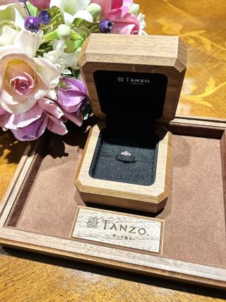 【TANZO.(鍛造指輪)の口コミ】 指輪の色がたくさん選べるところや、石の大きさやデザインもこだわりを持…